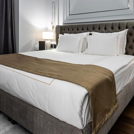 Xheko Imperial Luxury Hotel & Spa Tirana Eksteriør billede A bed runner