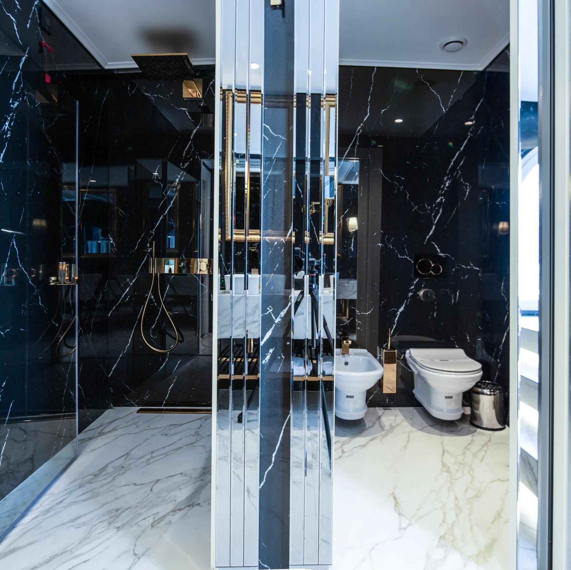 Xheko Imperial Luxury Hotel & Spa Tirana Eksteriør billede Bathroom