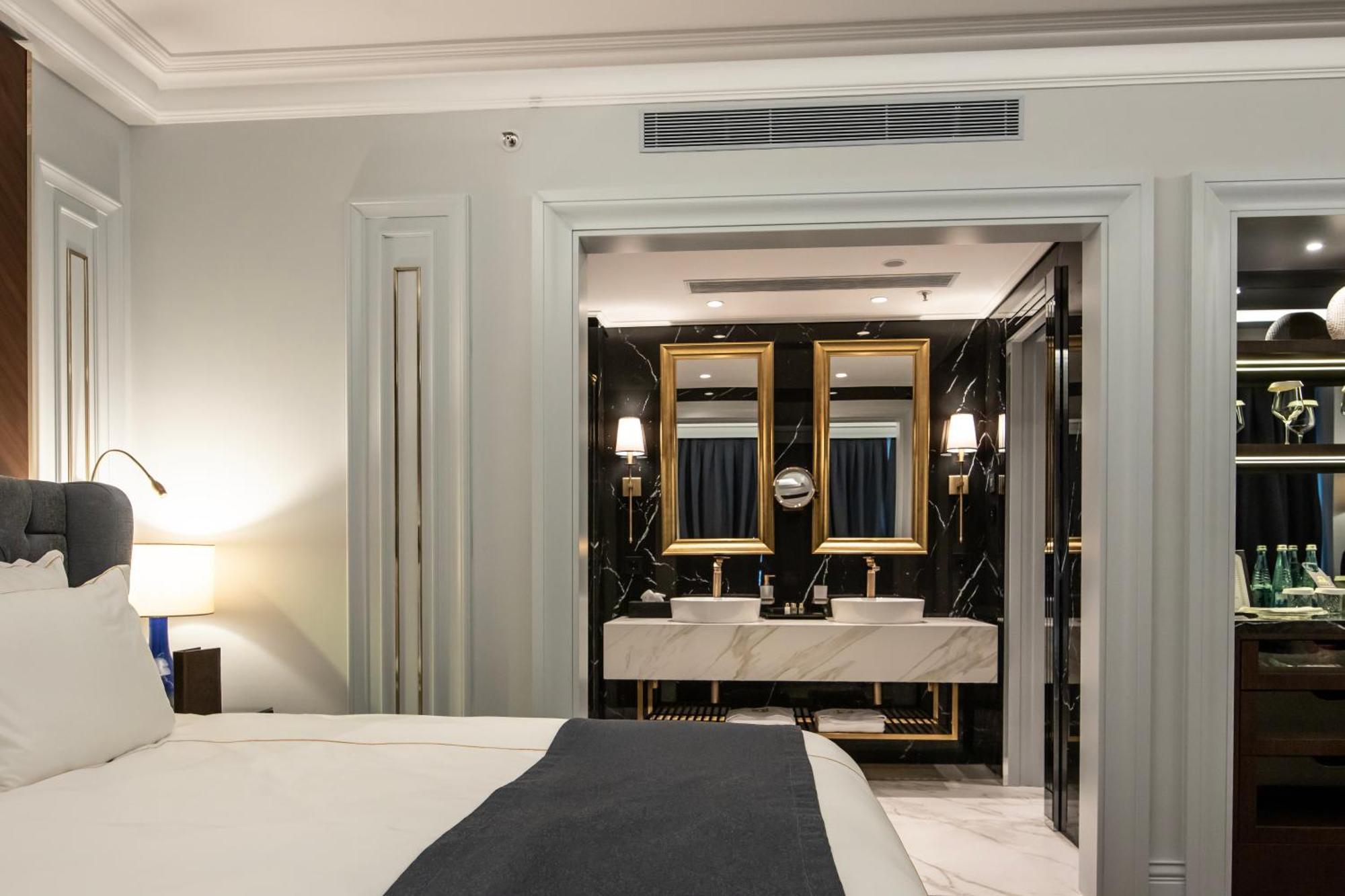 Xheko Imperial Luxury Hotel & Spa Tirana Eksteriør billede A suite at the hotel