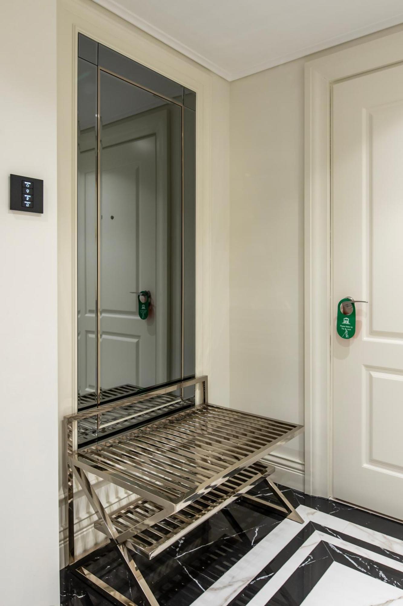 Xheko Imperial Luxury Hotel & Spa Tirana Eksteriør billede A door viewer