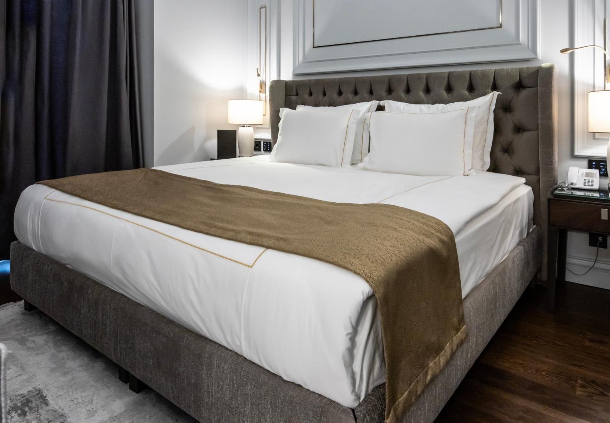 Xheko Imperial Luxury Hotel & Spa Tirana Eksteriør billede A bed runner