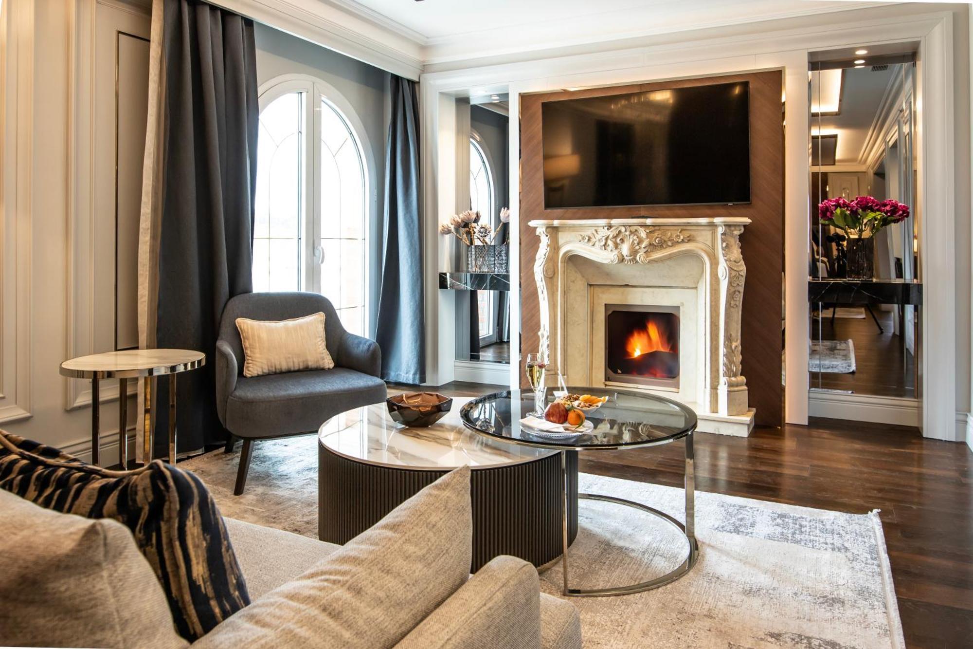 Xheko Imperial Luxury Hotel & Spa Tirana Eksteriør billede The living room of a suite at the Mandarin Oriental, Paris