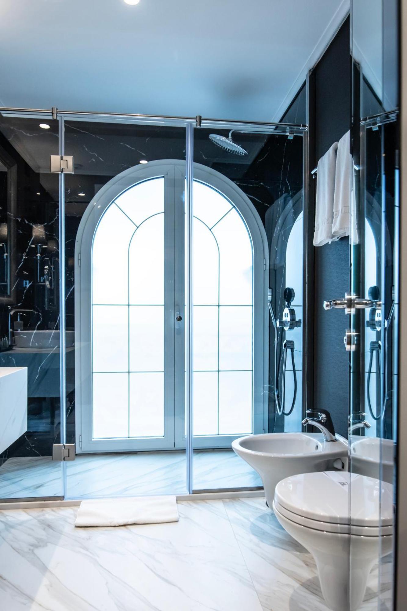 Xheko Imperial Luxury Hotel & Spa Tirana Eksteriør billede A modern bathroom