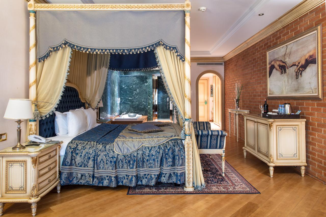 Xheko Imperial Luxury Hotel & Spa Tirana Eksteriør billede A bedroom at the Taj Mahal Palace